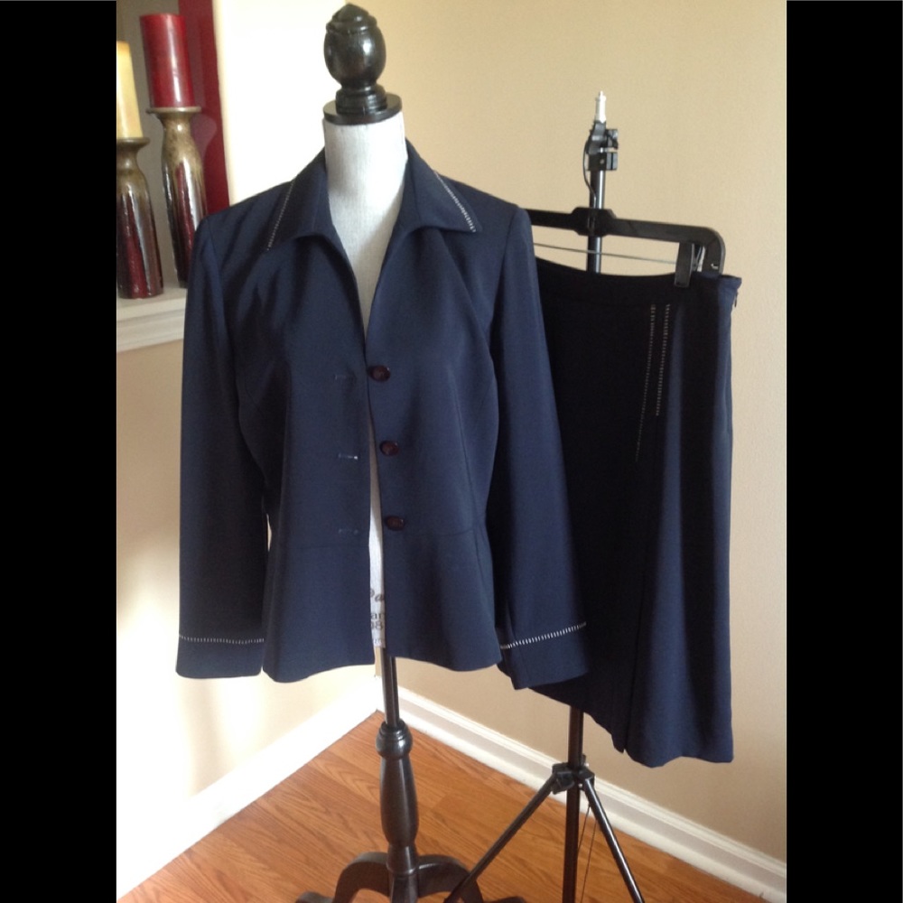 Jones Wear Skirt Suit